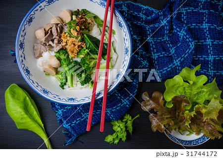 Bowl of asian noodles with vegetables Bowl of asian noodles with vegetables 31744172