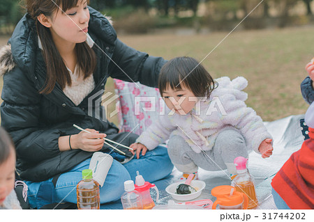 play at the park　1 year old 31744202