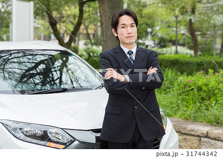 ミドル男性　ビジネス　自動車　考える 31744342