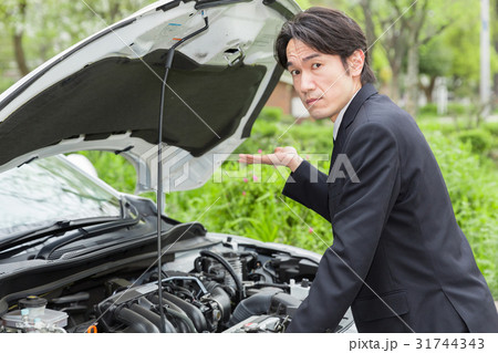 ミドル男性　ビジネス　自動車　故障 31744343
