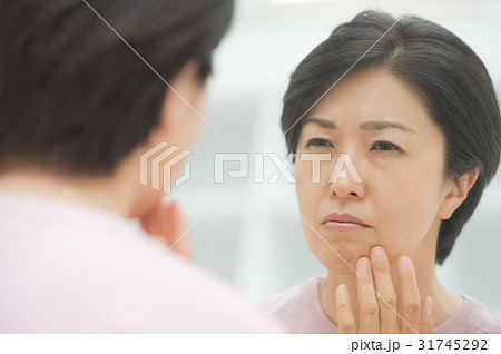 肌を気にするミドル女性 31745292