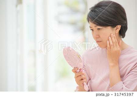 肌を気にするミドル女性 31745397