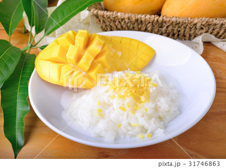 sticky rice with mangoes 31746863
