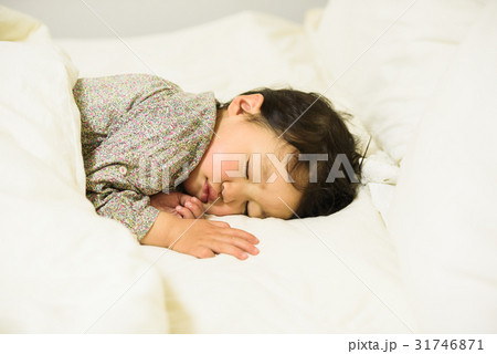 眠るあかちゃん 31746871