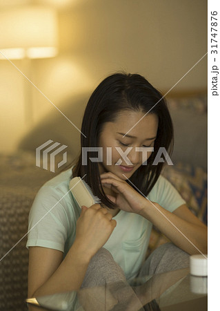若い女性 ヘアケア 若い女性 ヘアケア 31747876