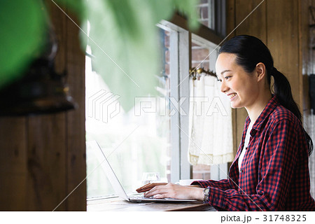 カフェで仕事する女性 31748325