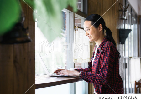カフェで仕事する女性 カフェで仕事する女性 31748326