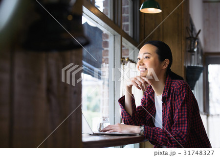 カフェで仕事する女性 31748327