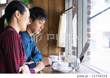 打ち合わせする男女 31748328