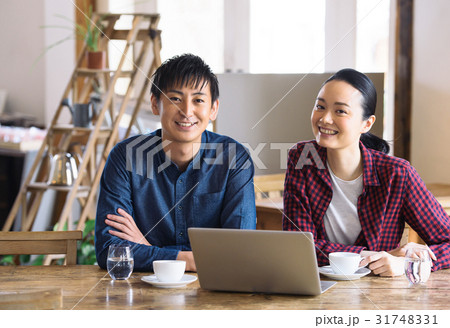 打ち合わせする男女 打ち合わせする男女 31748331