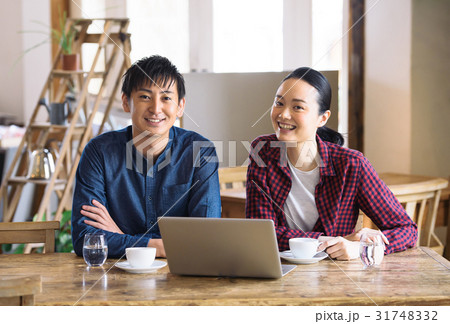 カフェで仕事する女性 カフェで仕事する女性 31748332