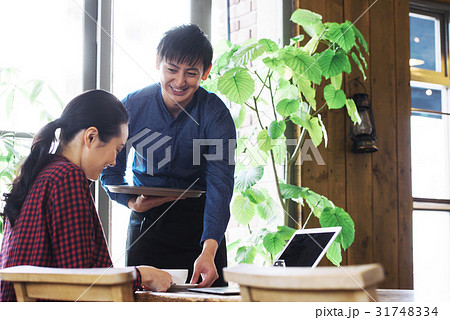 カフェで仕事する女性 31748334
