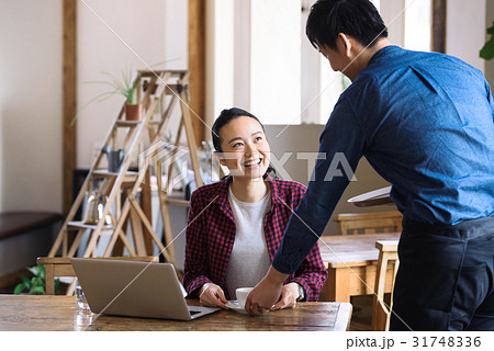 カフェで仕事する女性 カフェで仕事する女性 31748336