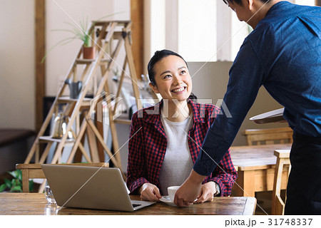 カフェで仕事する女性 カフェで仕事する女性 31748337