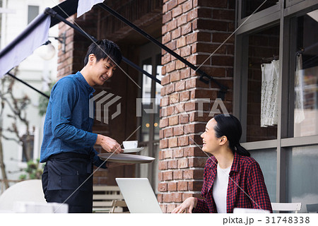 カフェで仕事する女性 カフェで仕事する女性 31748338