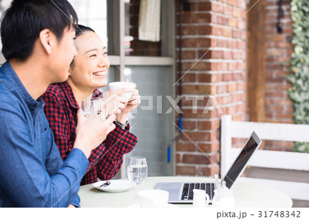 カフェで仕事する男女 31748342