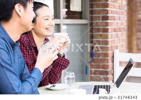 カフェで仕事する男女 31748343
