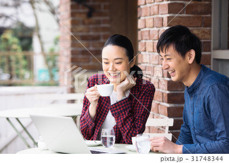 カフェで仕事する女男女 31748344