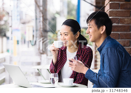 カフェで仕事する女性 31748346