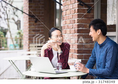 カフェで仕事する男女 カフェで仕事する男女 31748349