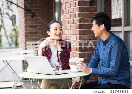 カフェで仕事する男女 31748351