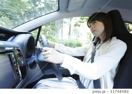 渋滞モードの女性ドライバー 31748480