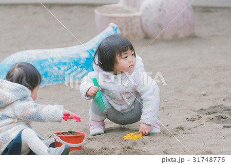 play at the park　1 year old 31748776
