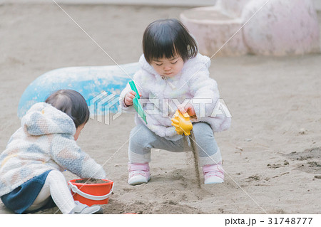 play at the park　1 year old 31748777