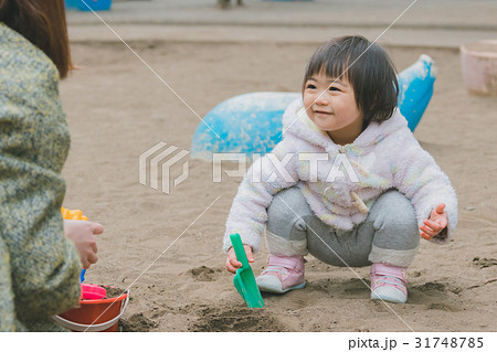 play at the park　1 year old 31748785
