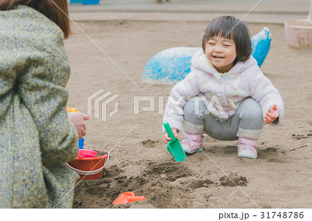 play at the park　1 year old 31748786