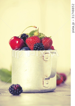 Berries in a rustic mug 31748852