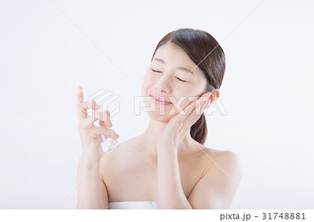 若い女性(ビューティーイメージ、スプレーボトル) 若い女性(ビューティーイメージ、スプレーボトル) 31748881