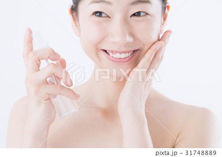 若い女性(ビューティーイメージ、スプレーボトル) 31748889