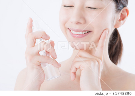 若い女性(ビューティーイメージ、スプレーボトル) 若い女性(ビューティーイメージ、スプレーボトル) 31748890