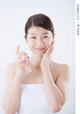 若い女性(ビューティーイメージ、スプレーボトル) 31748891