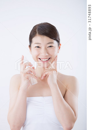 若い女性(ビューティーイメージ、スプレーボトル) 31748893