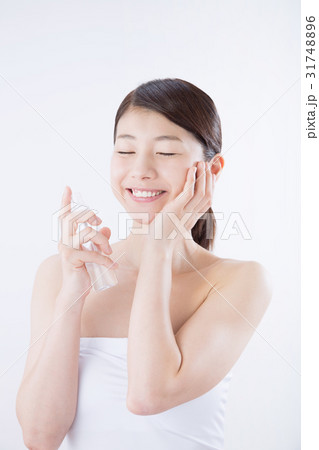 若い女性(ビューティーイメージ、スプレーボトル) 31748896