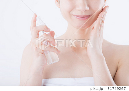 若い女性(ビューティーイメージ、スプレーボトル) 若い女性(ビューティーイメージ、スプレーボトル) 31749267