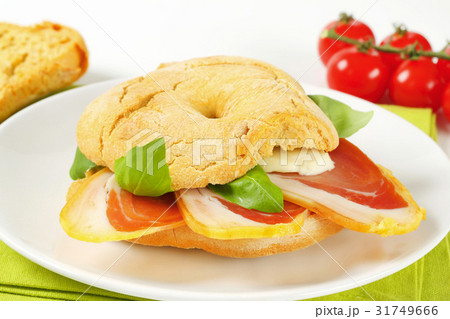 Prosciutto and mozzarella sandwich 31749666