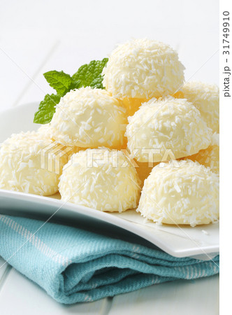 Coconut snowball truffles 31749910