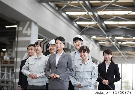 物流　倉庫　ビジネスイメージ　 31750378