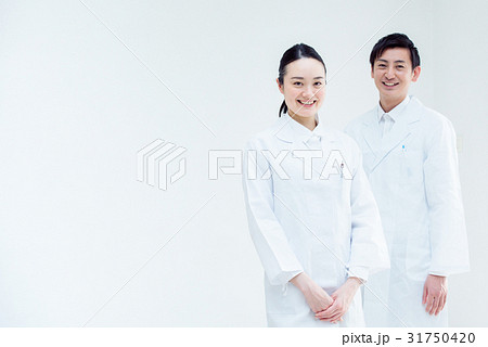 白衣の男女 31750420