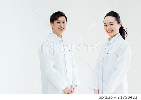 白衣の男女 白衣の男女 31750423
