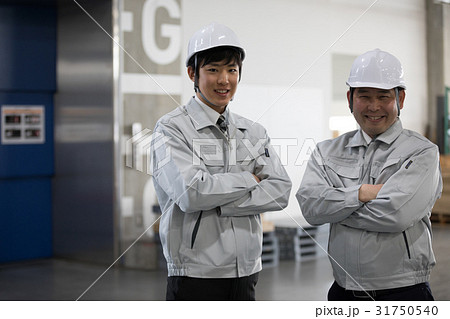 物流　倉庫　働く人々　 31750540