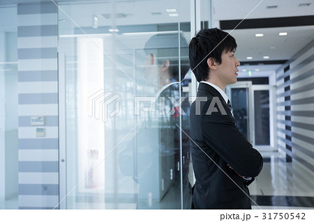 ビジネスマン　悩み　ストレス 31750542