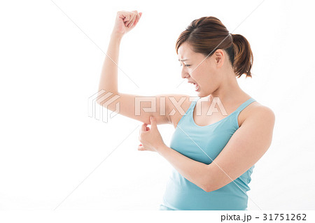 二の腕が気になる女性 31751262