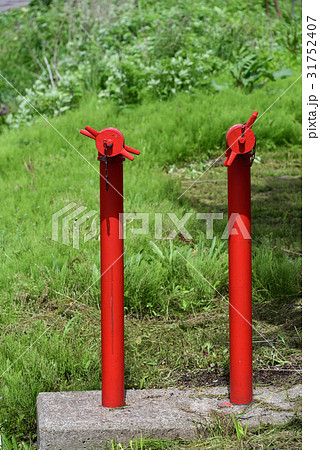 畑の脇にある防火水槽の赤い消火栓を撮影 31752407