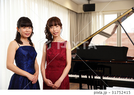 ピアニスト 女性 ピアノの写真素材