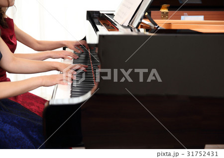 連弾する二人 連弾する二人 31752431