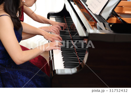 連弾する二人 連弾する二人 31752432